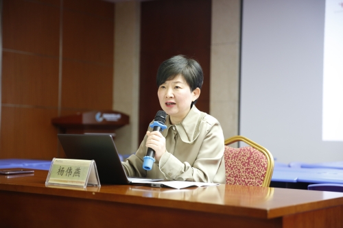 紧接着,鹿城区教育研究院小学语文教研员杨伟燕老师,做"阅读类栏目"