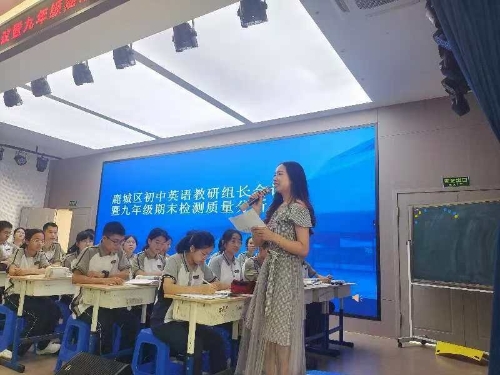 人们在看台上的人在房间里 低可信度描述已自动生成