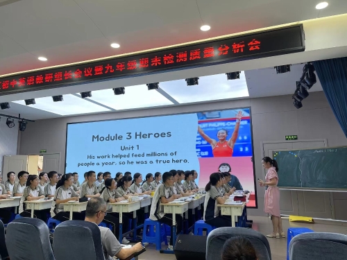 图片包含 室内, 天花板, 人们, 房间 描述已自动生成