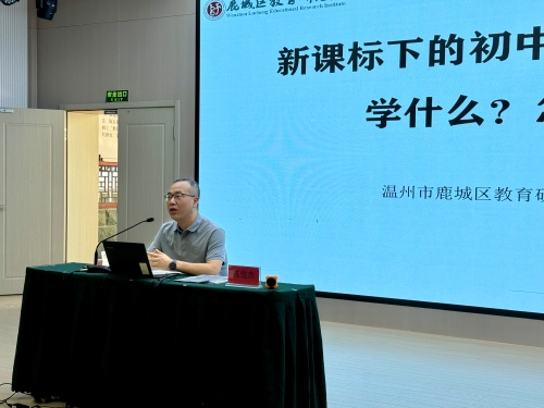 电脑前的人 中度可信度描述已自动生成